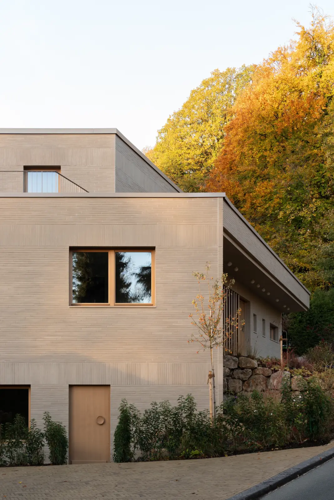 rb266 251121 foto david leonard eingang strasse2 ronheiderberg highres