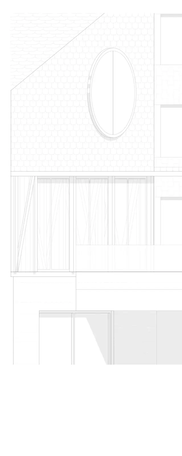 Detailansicht einer Fassade mit ovalem Fenster in einer Schindelverkleidung über einer verglasten Ebene mit Holzstreben.