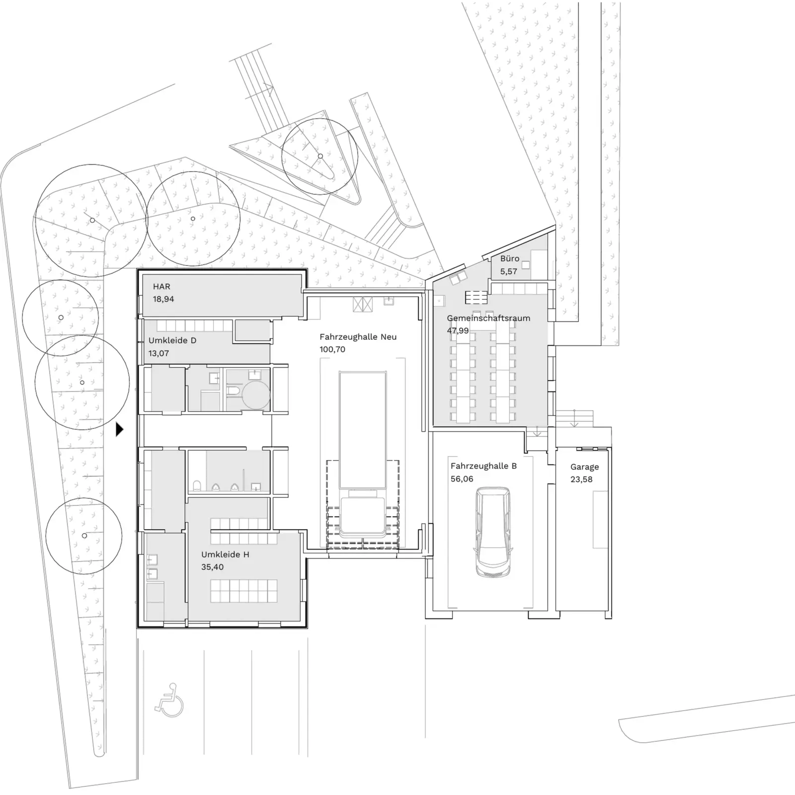 Grundriss des Erdgeschosses einer Feuerwache mit zwei Fahrzeughallen, Umkleiden, Gemeinschaftsraum und Büro.