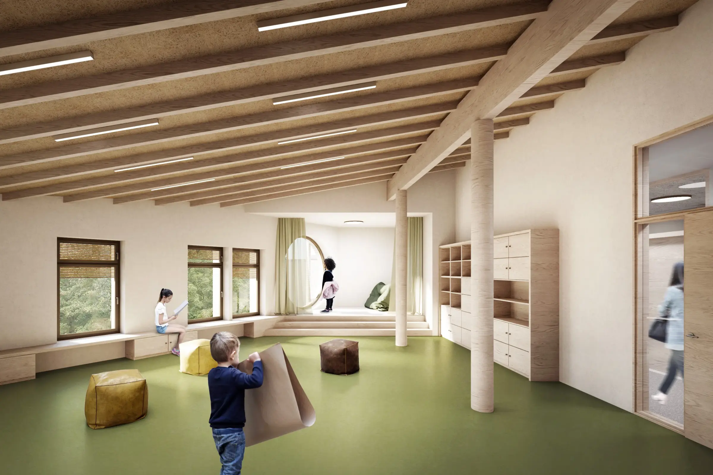 Innenraum eines Mehrzweckraums mit Holzbalkendecke, Sichtbetonstützen und grünem Bodenbelag, in dem Kinder spielen.