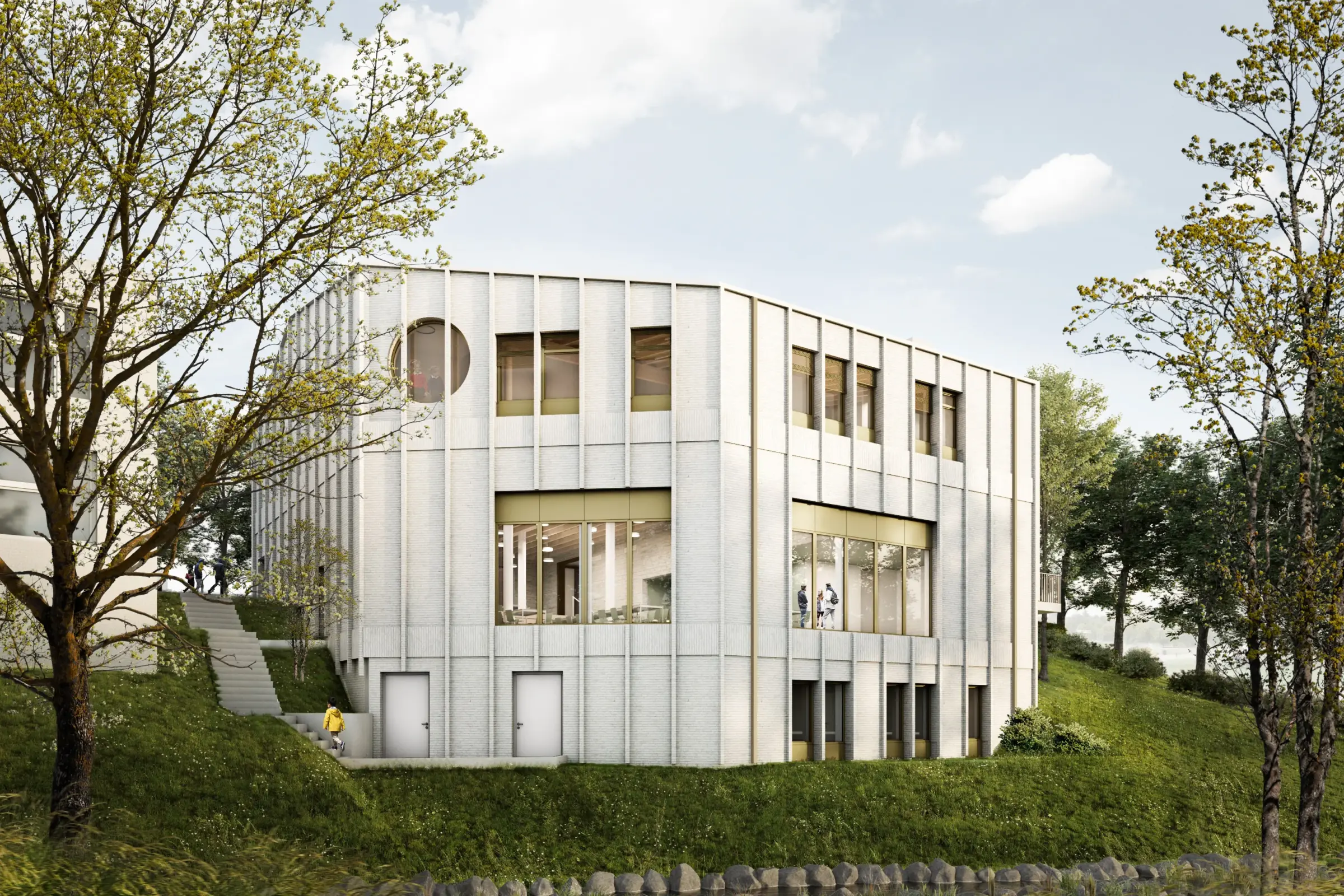 Dreigeschossiger Baukörper mit vertikal gegliederter, heller Fassade auf grünem Hang zwischen Bäumen.