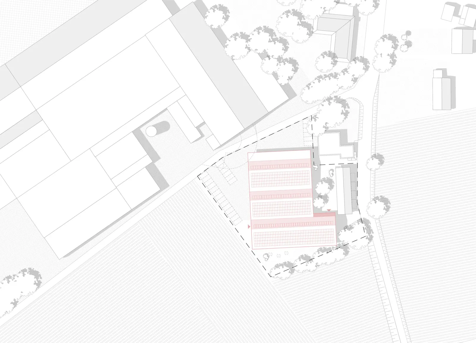 Lageplan zeigt ein längliches Gebäude mit gestrichelter Grundstücksgrenze inmitten von Feldern, Bäumen und Nachbargebäuden.