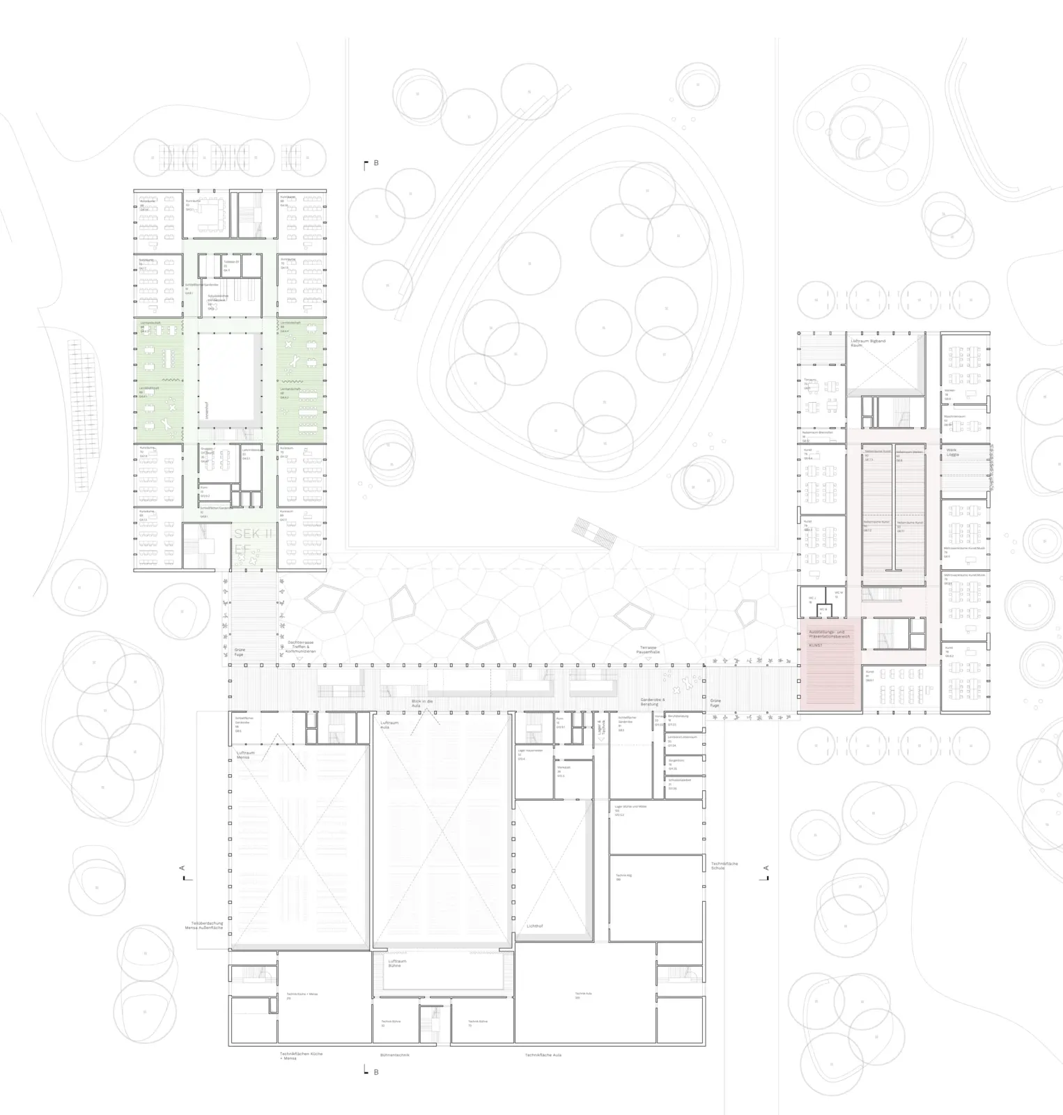 Grundriss des Obergeschosses zeigt mehrere Gebäudeflügel mit Klassenräumen um einen zentralen Innenhof mit Baumbestand.
