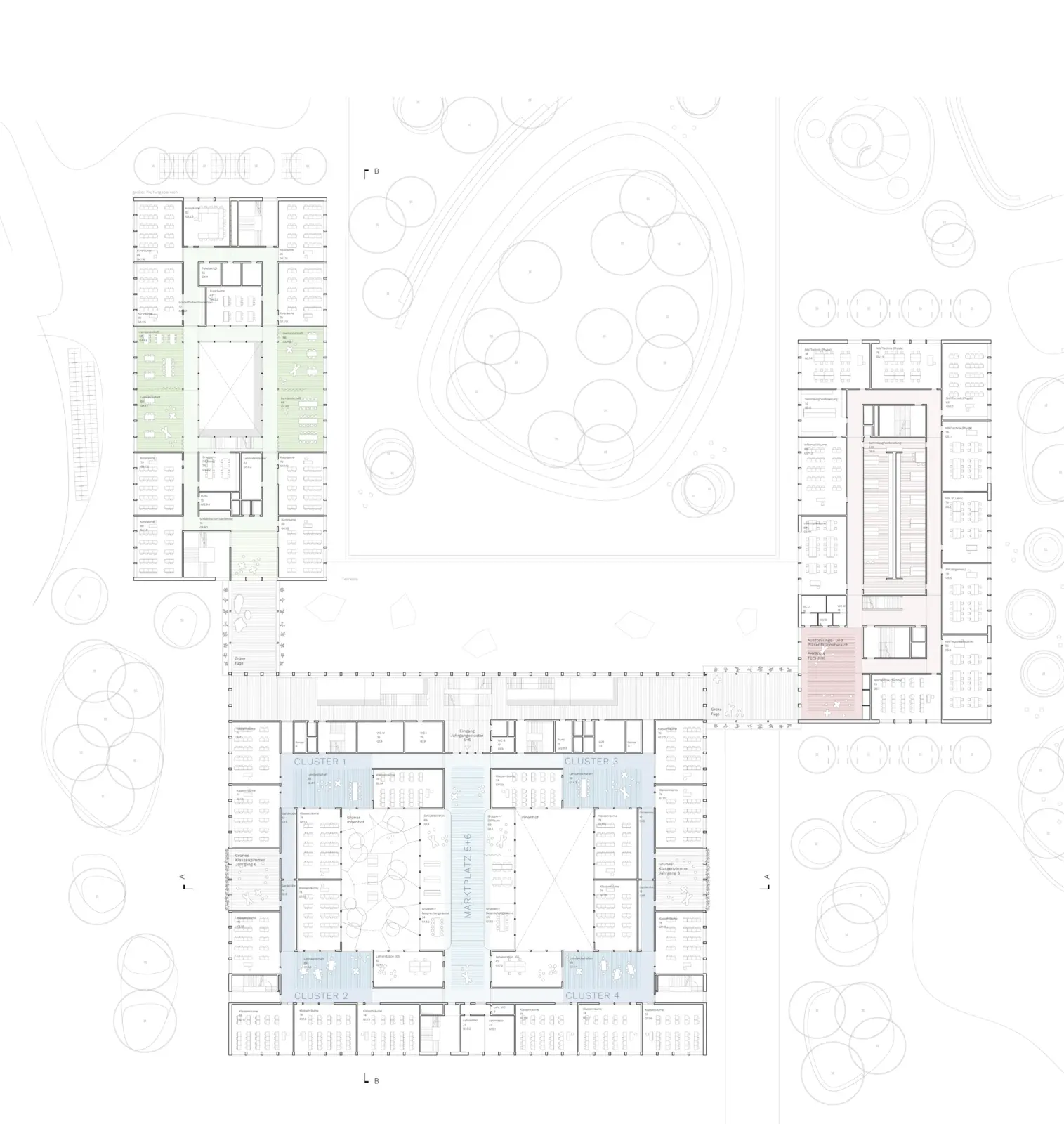 Grundriss des ersten Obergeschosses zeigt mehrere Cluster um einen zentralen Marktplatz, umgeben von Bäumen im Aussenbereich.