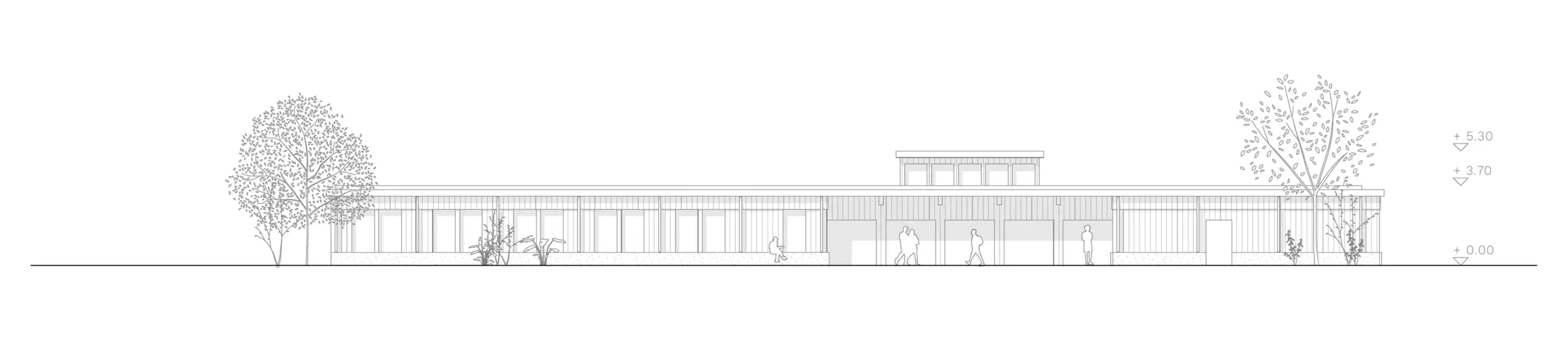 Ansicht von Südosten zeigt einen langgestreckten eingeschossigen Bau mit mittigem, erhöhtem Bauteil und Fensterbändern.