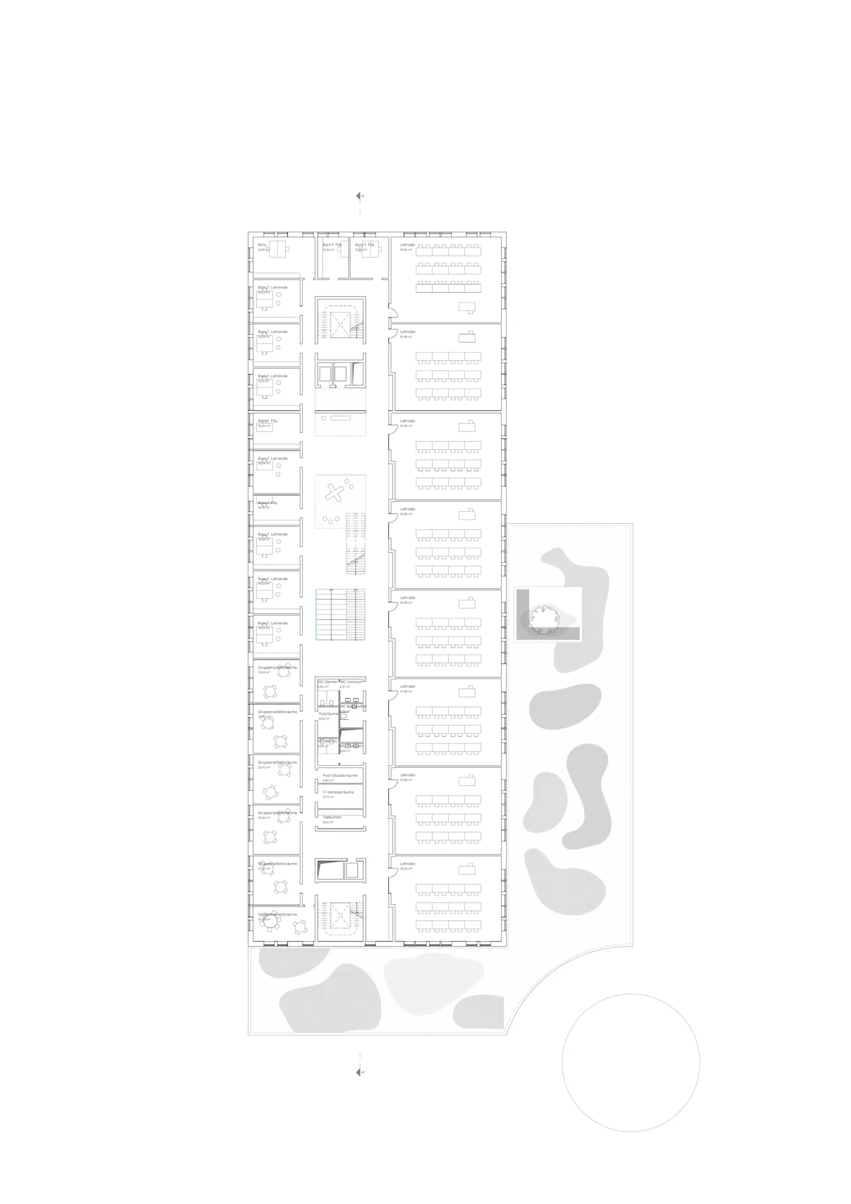 Grundriss des ersten Obergeschosses mit einem langgestreckten Riegel aus Klassenräumen entlang eines mittigen Erschließungsflurs.