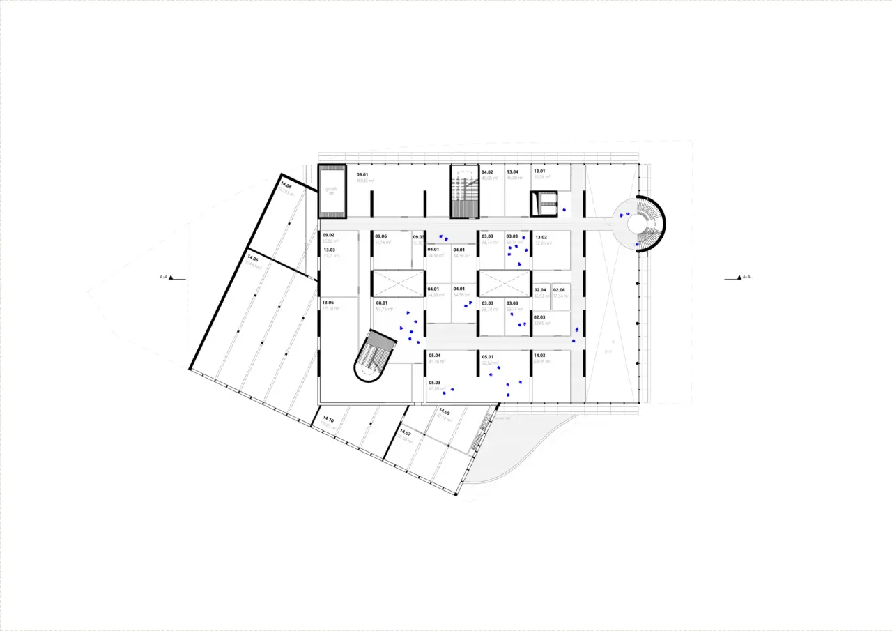 Grundriss des ersten Obergeschosses mit Rasterstruktur, zwei Wendeltreppen und einer abgewinkelten, spitz zulaufenden Fassade.