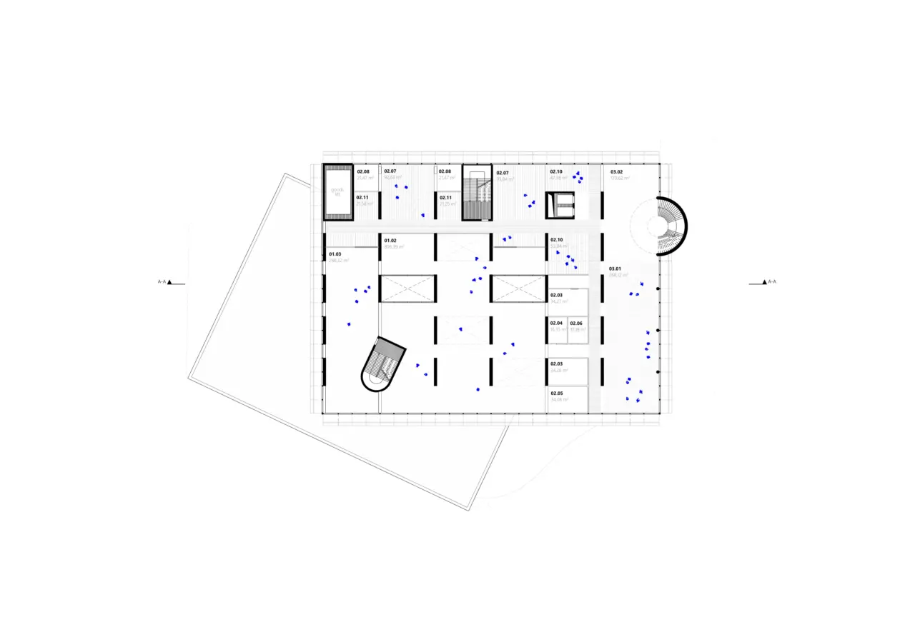 Grundriss des zweiten Obergeschosses mit rechteckigem Baukörper, zwei Treppenhäusern und einer Wendeltreppe an der Gebäudeecke.