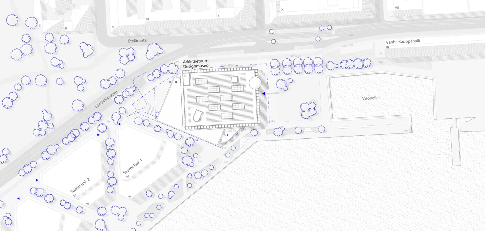 Lageplan zeigt das rechteckige Gebäude des Arkkitehtuuri-Designmuseo zwischen Straße, Baumbestand und Hafenbecken.