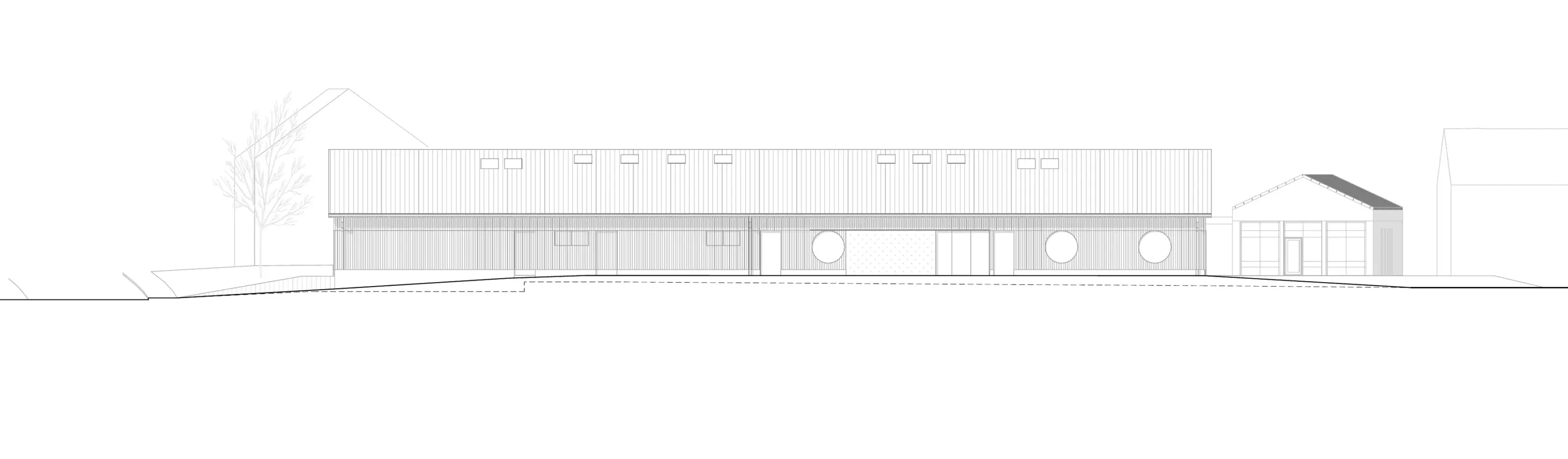 Ansicht von Osten eines langgestreckten, eingeschossigen Baus mit vertikaler Holzfassade und runden Fensteröffnungen.