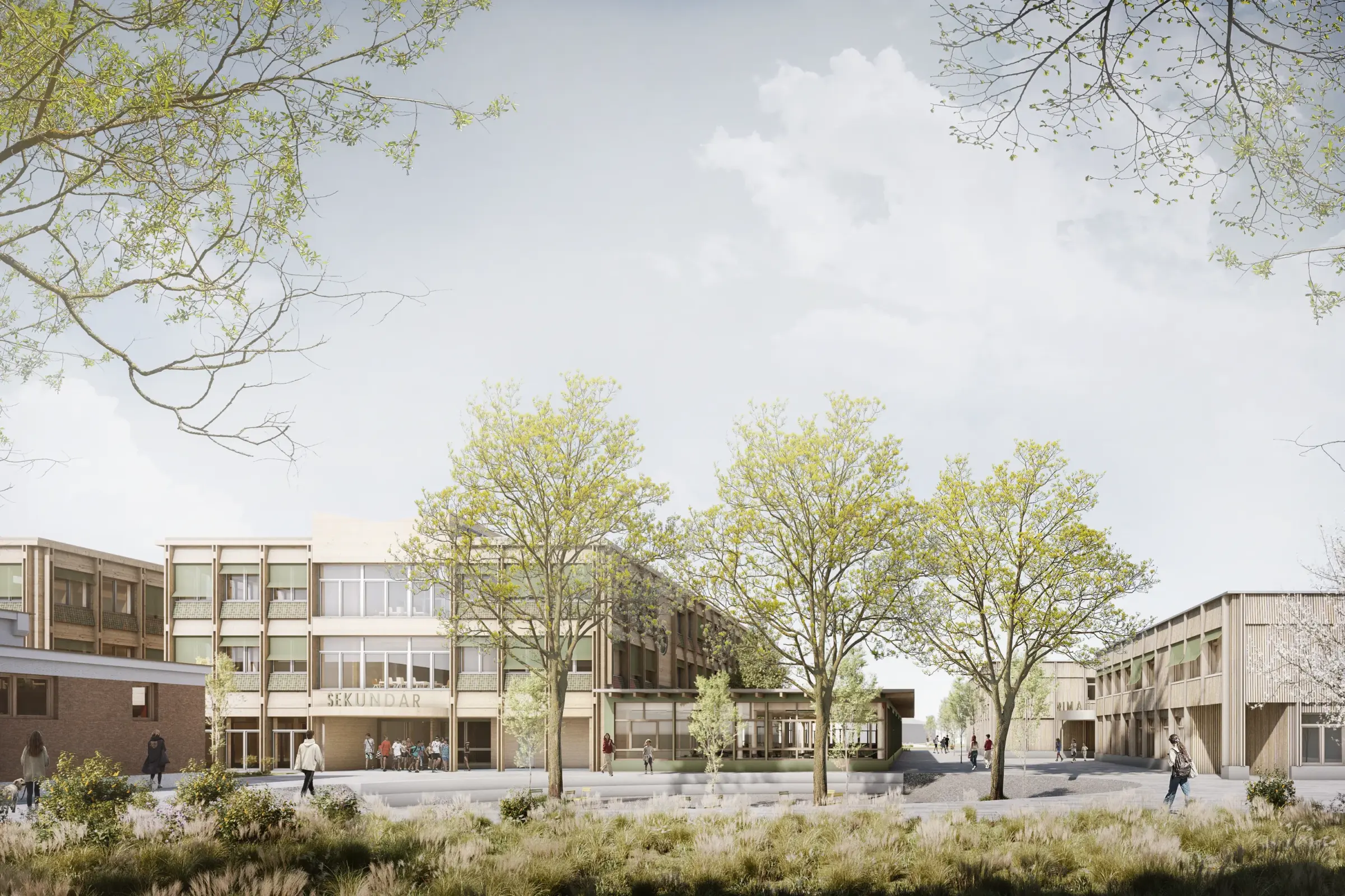 Schulgebäude mit Putzfassade und Holzlamellen, umgeben von Bäumen, mit Schülern auf dem Vorplatz.